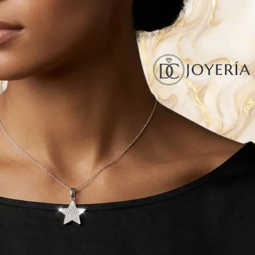 Dije estrella plateada con zircones — Acero inoxidable Plateado
