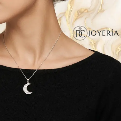 Dije luna creciente plateada con zircones — Acero inoxidable Plateado